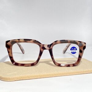 0762 Claudia Reading Glasses 1.25 Oversize Readers Light Tortoise Square NWT